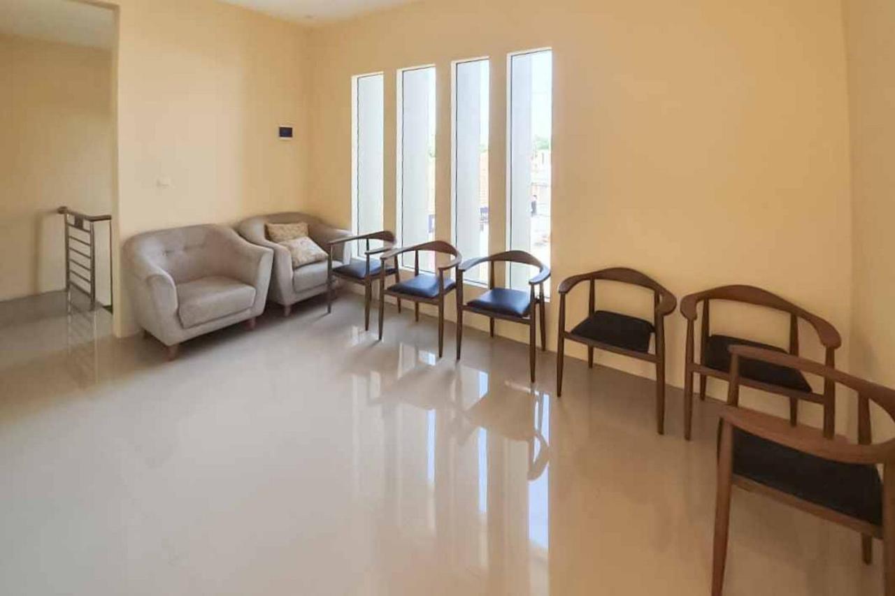 Jatiwangi Syariah Guest House Mitra Reddoorz Маджаленка Екстериор снимка